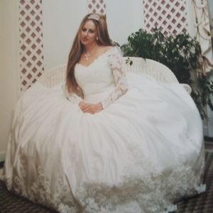 Wedding dress.in perfect condition.very beautiful